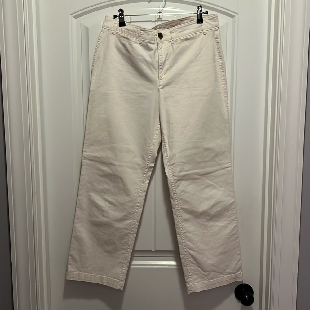 Old Navy- size 6, cream capris 25 1/2” inseam EUC, smoke free, pet free home